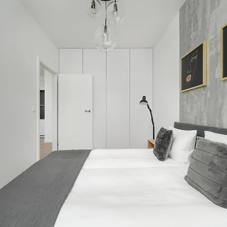 Stylish One Bedroom In With Free Parking And Balcony By Renters Apartment Breslau