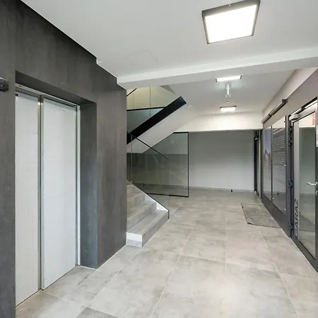 Stylish One Bedroom In With Free Parking And Balcony By Renters Apartment *