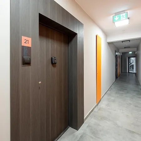Stylish One Bedroom In With Free Parking And Balcony By Renters * Breslau