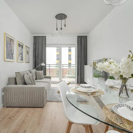 Stylish One Bedroom In With Free Parking And Balcony By Renters Apartment *