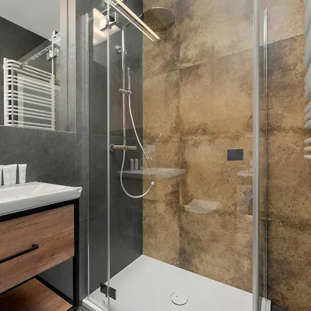 Stylish One Bedroom In With Free Parking And Balcony By Renters